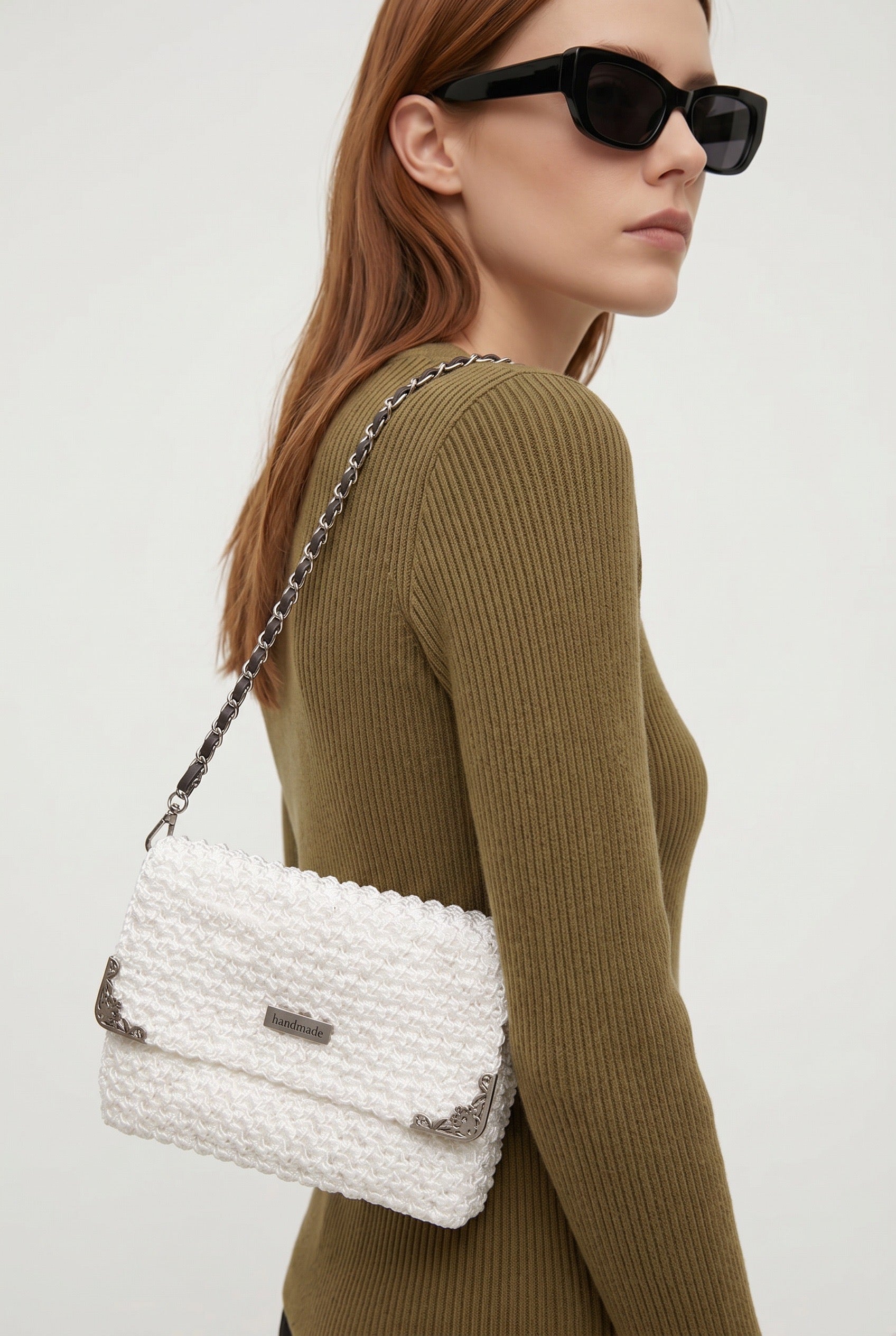 Small white shoulder bag  (silver)